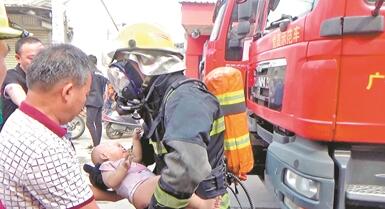 消防员火中救出婴儿 背后真相简直太惊险了