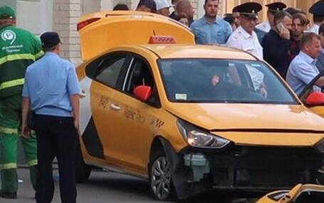 莫斯科出租车撞人 悲剧真相简直让人痛心