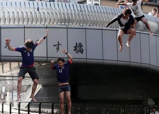 日本球迷跳河庆祝 究竟是怎么回事？