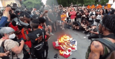 抗议者在白宫外烧美国国旗 到底是烧美什么情况?