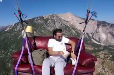 土耳其男子坐沙发飞上天 到底是坐沙什么情况?