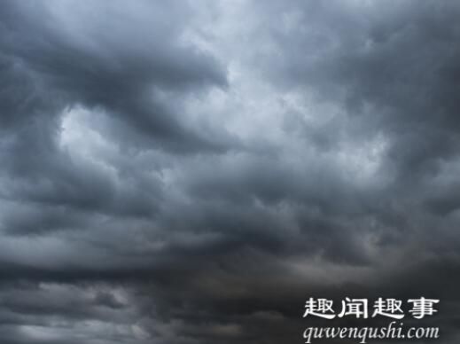 近日,受降雨影响,江西庐山景区出现罕见景象,被目击者拍下。网友直呼:李白真的没骗我