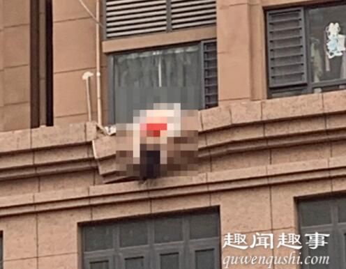 7月11日,郑州一女子身着红色内衣坠亡,仰面朝天倒挂在临街楼房边缘,现场恐怖