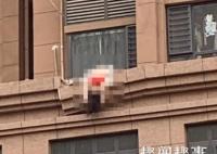 7月11日,郑州一女子身着红色内衣坠亡,仰面朝天倒挂在临街楼房边缘,现场恐怖
