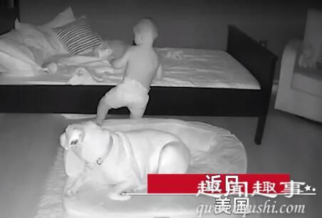 近日一段视频引发关注:1岁宝宝每天晚上都会从床上偷偷溜下来,于是妈妈安装监控