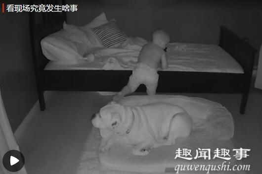 近日一段视频引发关注:1岁宝宝每天晚上都会从床上偷偷溜下来,于是妈妈安装监控