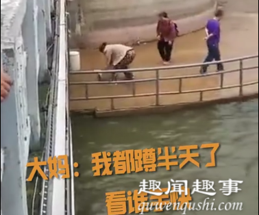 近日一段视频在网上走红:云南一位大叔正在河边看风景,大鱼突然跃出水面跳入怀中