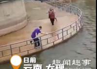 近日一段视频在网上走红:云南一位大叔正在河边看风景,大鱼突然跃出水面跳入怀中