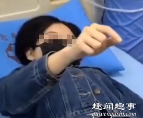 惊恐!女子吃野生菌中毒被送入医院 躺在病床上不停比划行为怪异