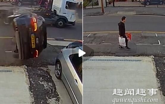 近日,美国。一名男子提着购物袋在路边走着,随后一辆小车疑似在超车时,卡住了 前车后轮