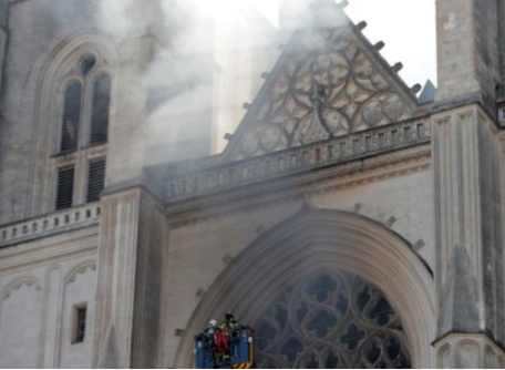 法国南特15世纪教堂发生火灾 到底是什么情况?