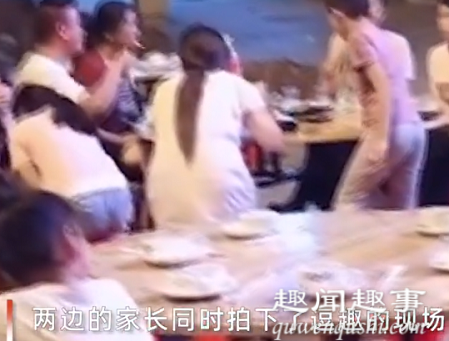 近日,杭州一位爸爸请儿子的同学吃烧烤,儿子等待大家时已坐立难安,但当一位女生出现
