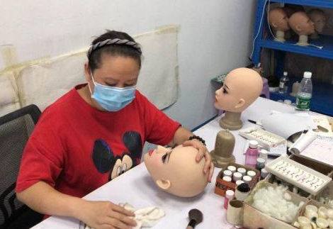 深圳成人娃娃厂疫情期订单翻番 到底是什么情况?