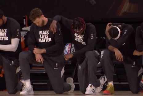 NBA球员集体下跪抗议 到底是什么情况?