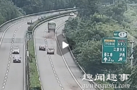 7月30日,重庆一辆小轿车发现前方货车不对劲赶紧减速,随后监控拍下惊险一幕。