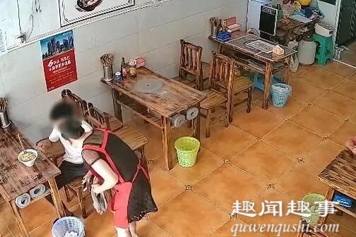 8月4日,贵州一男子到饭店吃面,刚吃了几口就突然狂吐,老板急坏了调出监控一看