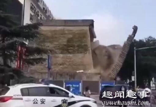 8月8日,西安明秦王府一处超600年历史的城墙轰然坍塌,直接砸向了过路公交车,惊险