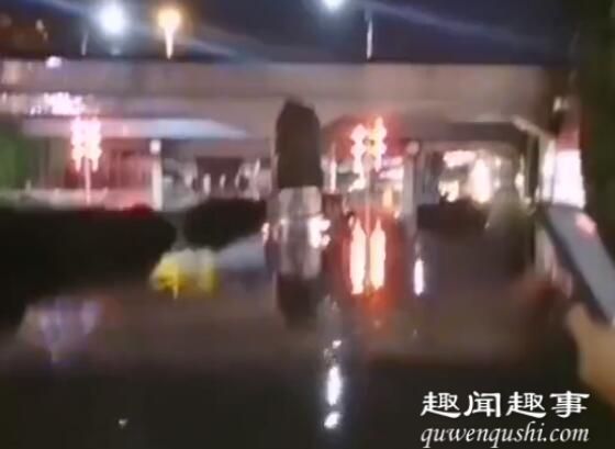 西安暴雨轿车被淹26岁女子溺亡 同车父亲说出原因令人心碎内幕揭秘实在令人惊讶