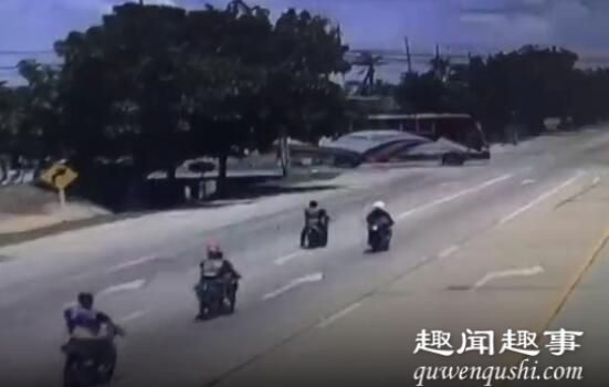 近日,3名摩托车手从2辆汽车之间穿过后全部身亡,恐怖现场被监控拍下。