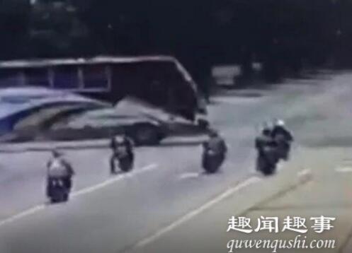 近日,3名摩托车手从2辆汽车之间穿过后全部身亡,恐怖现场被监控拍下。