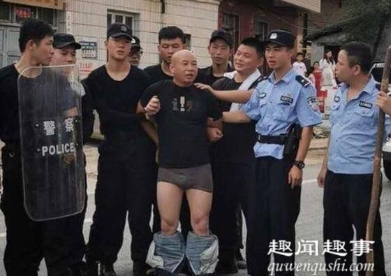 8月16日,江西5天杀死3人的命案疑犯落网,抓捕现场他被扒掉裤子,随后业内人员对