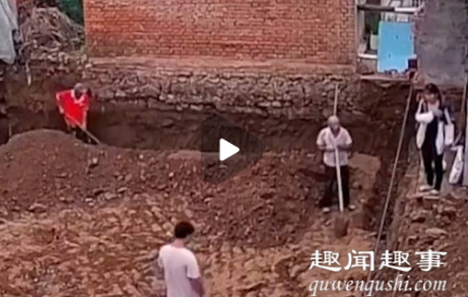 近日,北京,一工人施工时感觉身后不太对劲,随后一幕引众人尖叫。
