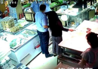 惊呆!女子在超市内频频盗窃猪肉 民警打开她家冰箱当场愣住