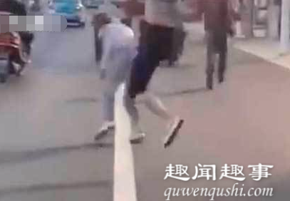 8月16日,内蒙古赤峰,3名醉酒男子当街飞踹殴打年轻女司机后逃窜,随后发生一幕