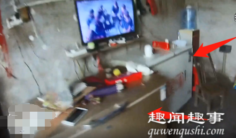 近日,重庆警方无意间发现一村民家中竟有4台大冰柜,打开一看,当场就把村民抓了起来