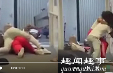 太激烈!两名女子近身肉搏致飞机延误 激烈打斗现场被拍下(视频)