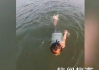 9月3日,湖南常德一2岁萌娃仅用10多分钟横渡200米宽的湖泊,她在游泳过程中还不断