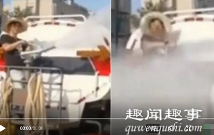 杭州洒水车突然停下对准路边母子俩狂喷 原因曝光令人无语简直太气人