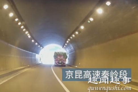 近日,一段“最牛高速路段”的视频走红,从西安到成都的京昆高速秦岭段,每当司机开车