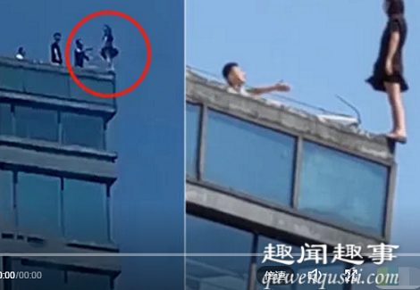 惊险!轻生女子脚后跟悬空站在高楼顶上 救援时惊险瞬间曝光