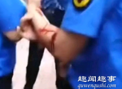 9月7日,重庆一名城管追打女店主,随后被对方拿刀砍伤,监控曝光现场激烈画面。