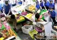 太激烈!重庆城管追打女店主被对方拿刀砍伤 监控曝光激烈现场了