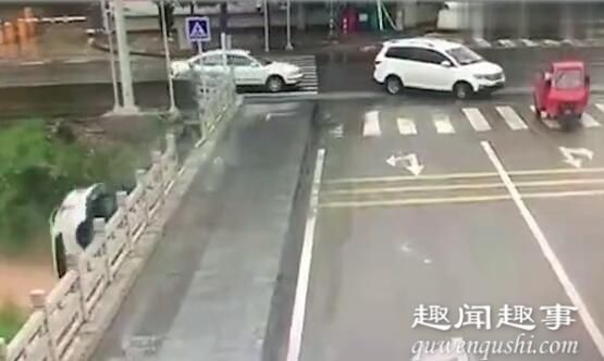 9月12日,小车现异下桥云南一名女司机驾驶小车右转时突然出现异常,加速撞破护栏冲下桥,监控记录