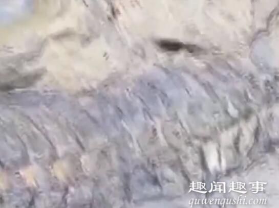 震惊!四川村民家屋后掉下一块大石头 打开一看不得了