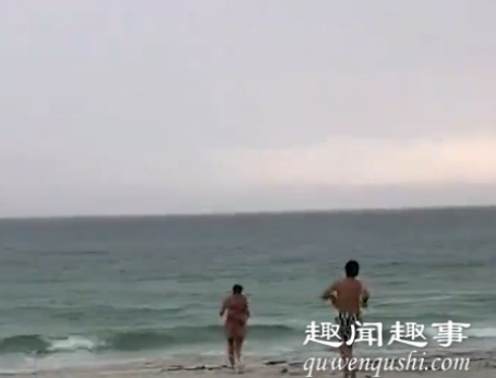 两名游客雨天去海边玩耍 脚刚踏进水中吓得立马往回跑真相曝光实在令人震惊