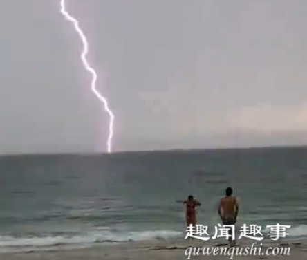 惊悚!两名游客雨天去海边玩耍 脚刚踏进水中吓得立马往回跑