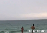 两名游客雨天去海边玩耍 脚刚踏进水中吓得立马往回跑真相曝光实在令人震惊