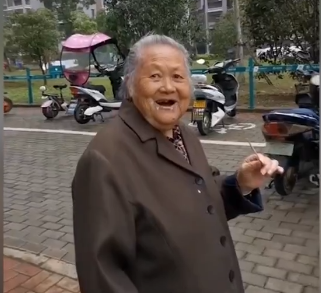 80岁老母亲偷吃雪糕被发现 接下来的岁老实太表情实在是太搞笑了