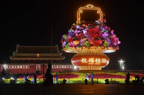 天安门广场祝福祖国花篮亮灯 简直是国花太漂亮了