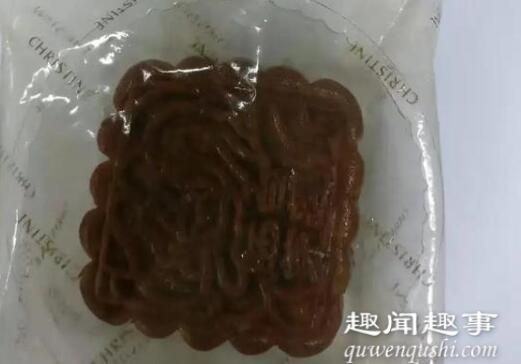 近日中秋临近,上海上海一老伯从家中翻出一盒10年前买的月饼,打开包装后一看全家惊呆