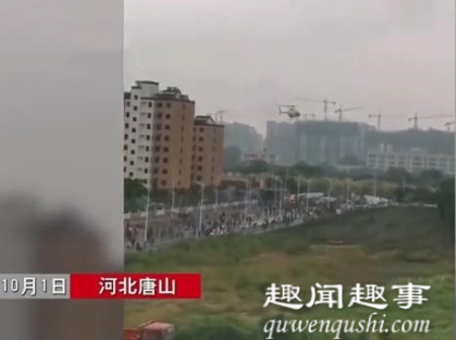 唐山直升机空中撒下漫天红包 市民纷纷上前争抢场面混乱