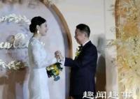 近日,一位美女嫁给63岁千亿上市公司老总,新娘在婚礼上一句话震翻全场。