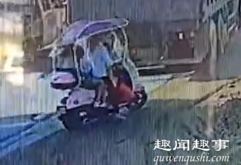 10月6日,车带广西一女子骑电动车带着3个孩子,不幸遭货车碾压一家四口全身亡,生前最后一刻曝光