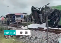 泰国一火车直撞观光巴士 直接削顶致50多人死伤