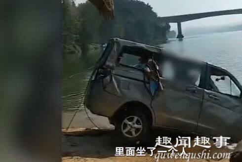 10月10日,湖南一辆面包车深夜坠河,1天后被打捞上岸,车内一幕让众人双腿发软。