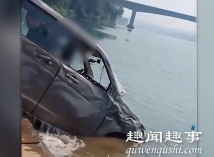 10月10日,湖南一辆面包车深夜坠河,1天后被打捞上岸,车内一幕让众人双腿发软。